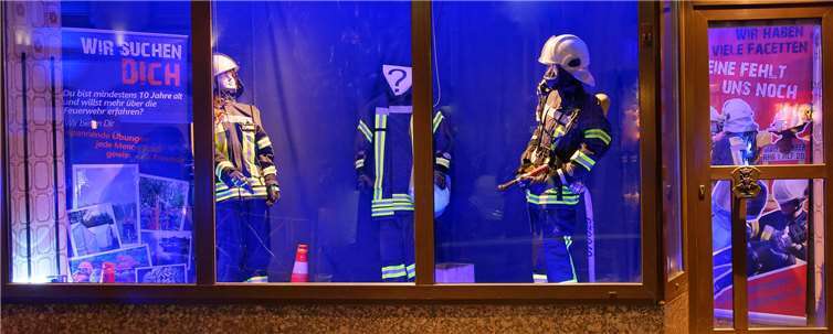Passend zur blue night im blauen Glanz: Das neue Werbefenster der Freiwilligen Feuerwehr Rheinbach in der Rheinbacher Hauptstraße. Foto: Feuerwehr Rheinbach. privat