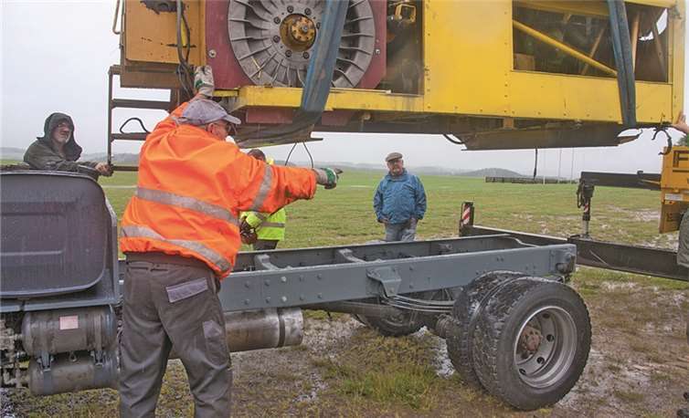 Passgenau auf den Millimeter wurde die Winde abgesetzt.Privat