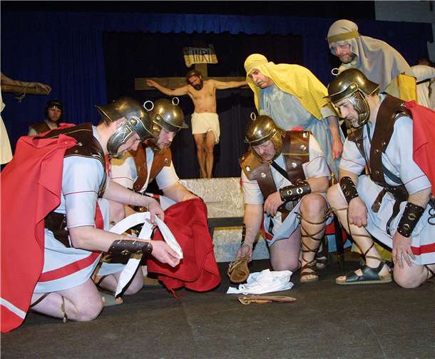 Passionsspiele in Schuld am 13 März 2004: Die Soldaten spielen um Jesu Kleider.