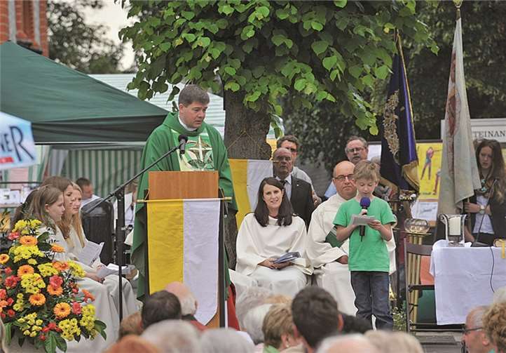 Pastor Achim Thieser konnte mit vielen Gläubigen den Gottesdienst auf dem Kirchplatz feiern.
