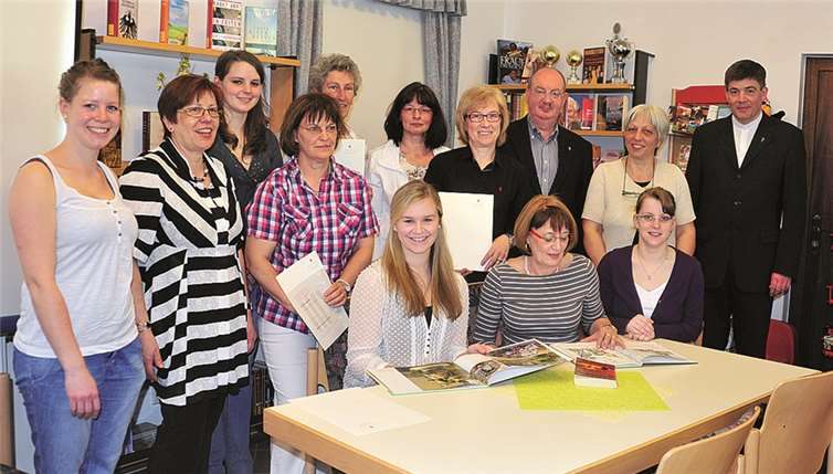 Pastor Achim Thieser (r.) übergab Urkunden des Bistums Trier an die langjährigen Helferinnen.RÜ