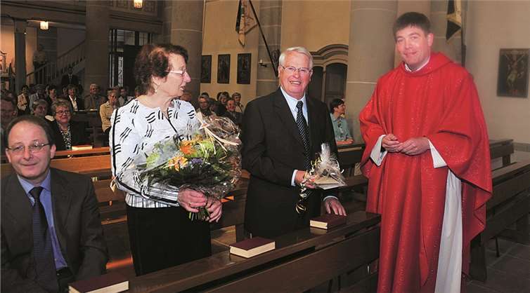 Pastor Achim Thieser überreichte dem Jubilar ein Präsent in Anerkennung seiner Verdienste um die Pfarrgemeinde. RÜ