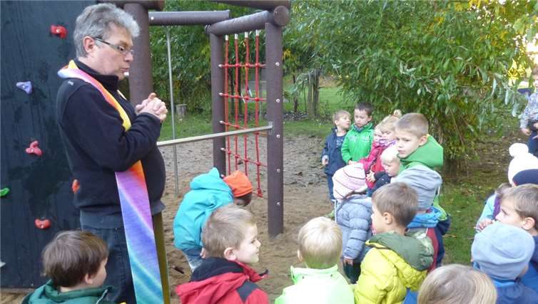 Pastor Alexander Kurp weihte das Klettergerüst offiziell ein.privat