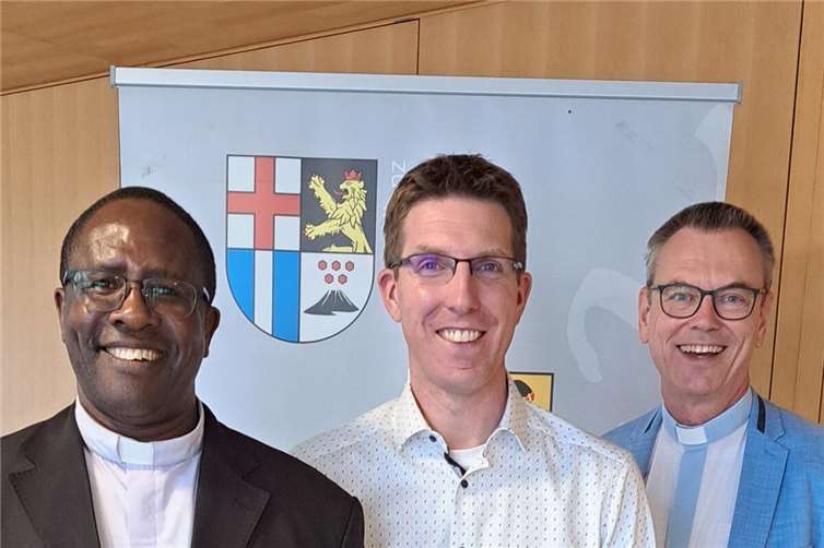 Pastor Aloyce Urio aus Tansania, Verbandsbürgermeister Sebastian Busch und Pastor Norbert Missong von der Pfarreiengemeinschaft Kruft-Nickenich. Foto: Ingo Auer