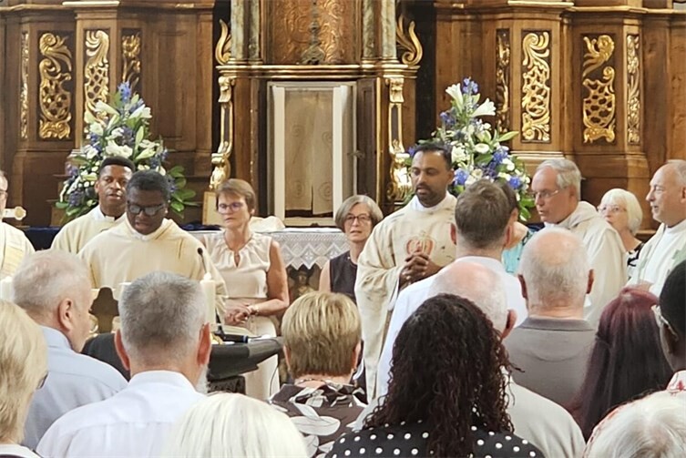 Pastor Anthony feiert die Heilge Messe