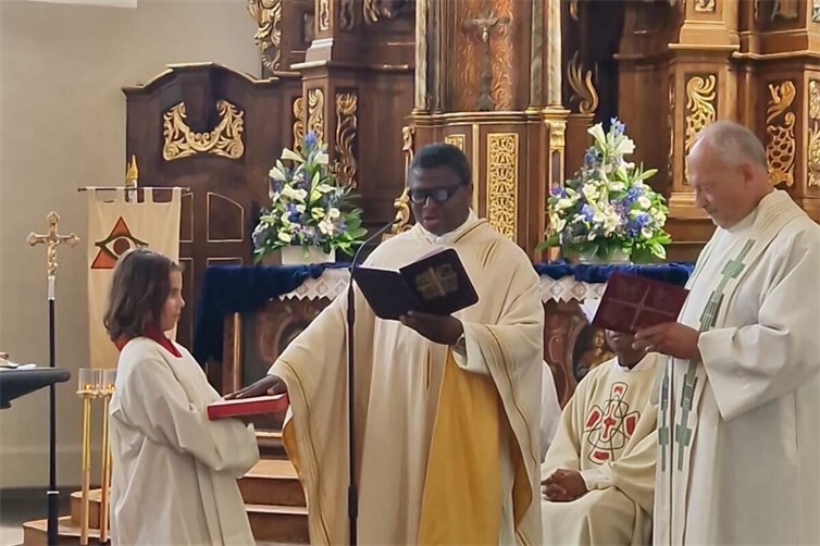Pastor Anthony legt seinen Amtseid ab