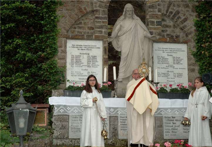Pastor Axel Spiller gab den Segen am Ehrenmal.