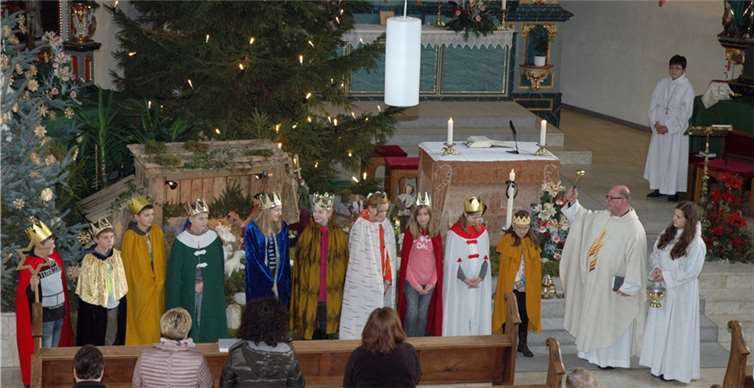 Pastor Axel Spiller segnete die Sternsinger vor ihrer Aussendung. UM