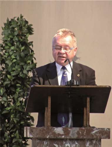 Pastor Birkenheier bei seinem Vortrag über die Bibel und den Wein.