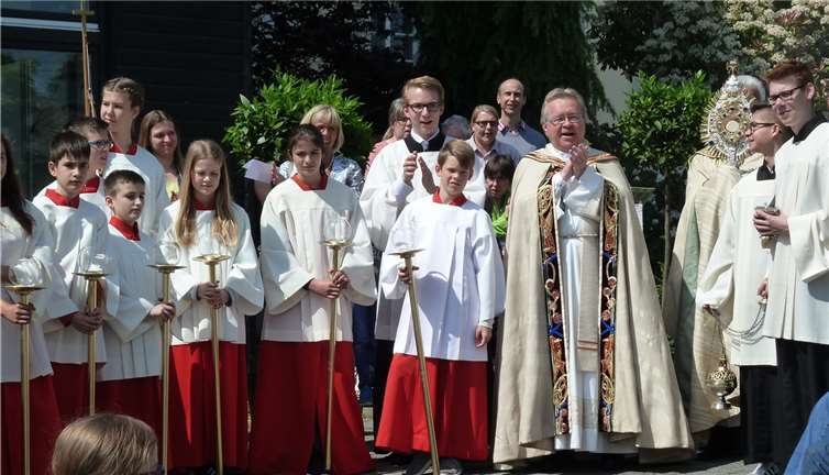 Pastor Birkenheier freute sich über die vielen Gläubigen bei der Prozession.  Privat