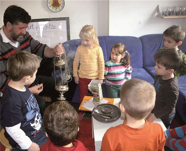 Pastor Christ erläuterte den Kindern die verschiedenen Arten Weihrauch und Myrrhe und ließ sie sogar einmal das Weihrauchfass schwenken. privat