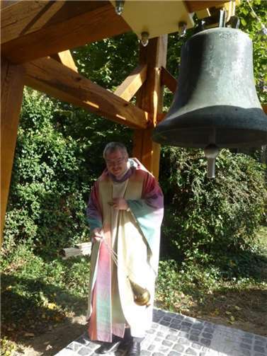 Pastor Christian Scheinost nahm die Einsegnung des Glockenstuhls vor.