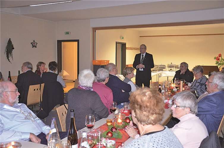 Pastor Clemens Hombach freute sich, so viele Chormitglieder zum traditionellen Cäcilienfest begrüßen zu können. privat