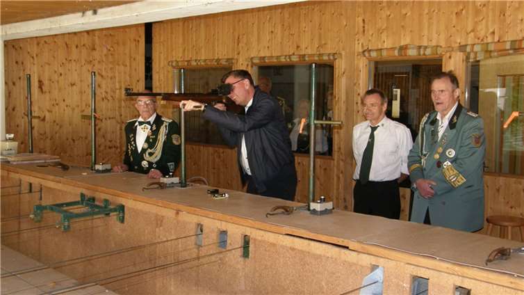 Pastor Dr. Artur Schmitt beim Anschießen des Königsadlers.