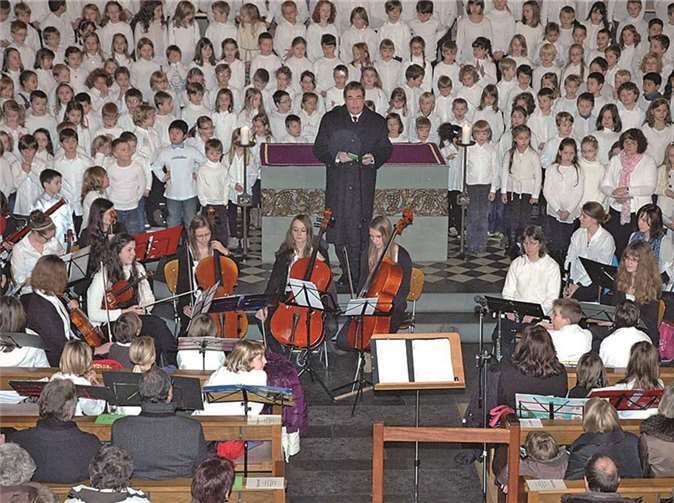 Pastor Dr. Rainer Justen bei der Begrüßung der Schüler und Gäste. UM