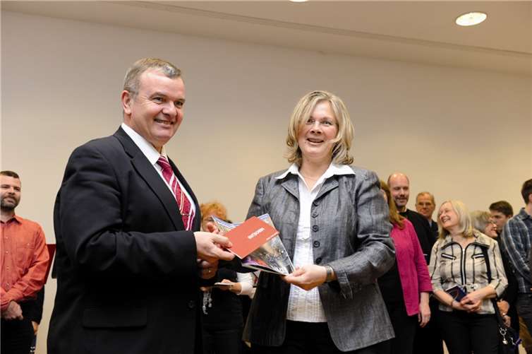 Pastor Dr. Wilfried Glabach überreichte Gutscheine zum Abschied an Pfarrerin Meinhof.