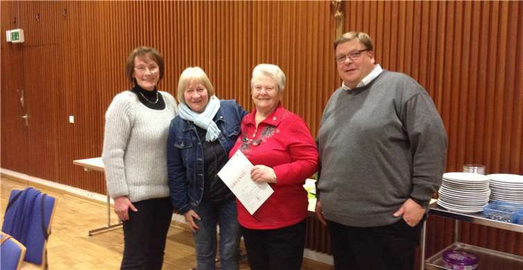 Pastor Dumont und Hildegard Nonn mit Evi Hunder (2. v. li.) und Helga Thiel (2. v. r.), die für 25 Jahre Singen geehrt wurden. Foto: privat