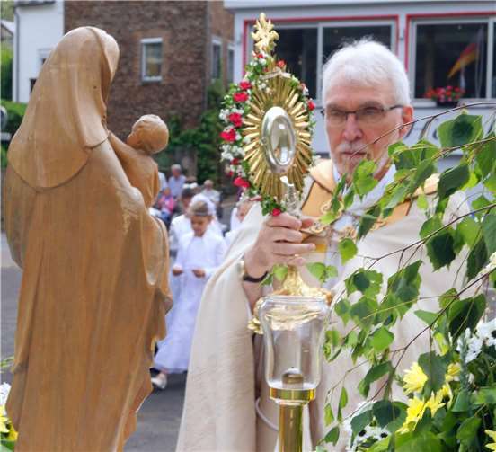 Pastor Floeck stellte das Allerheiligste neben eine wertvolle alte Marienstatue.