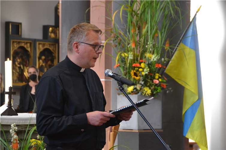 Pastor Frank Klupsch beim altslawischen Vater unser.