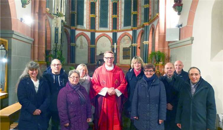 Pastor Frank Klupsch mit den scheidenden Mitgliedern des Pfarreienrates. privat
