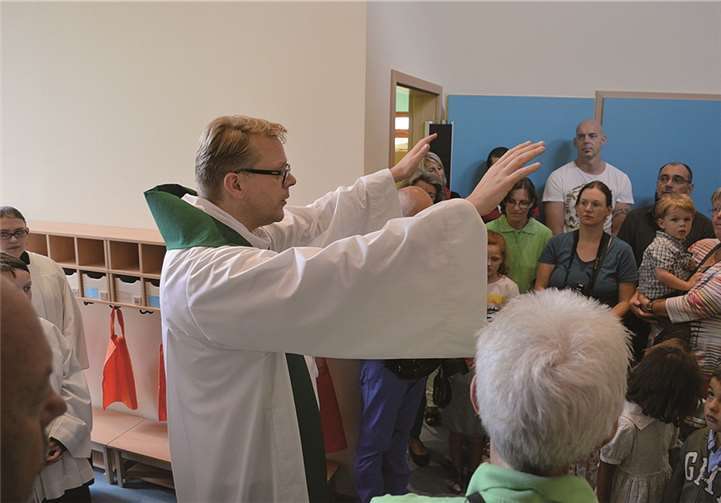 Pastor Frank Klupsch segnete den Anbeu offiziell ein.