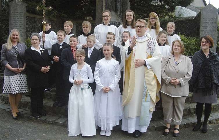 Pastor Frank Klupsch und die Katechetinnen hatten Kommunionkinder von St. Remigius auf den Festtag vorbereitet.