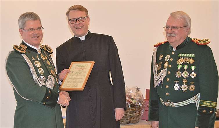 Pastor Frank Klupsch wurde offiziell zum Präses der Sankt Sebastianus Schützengesellschaft Remagen ernannt.