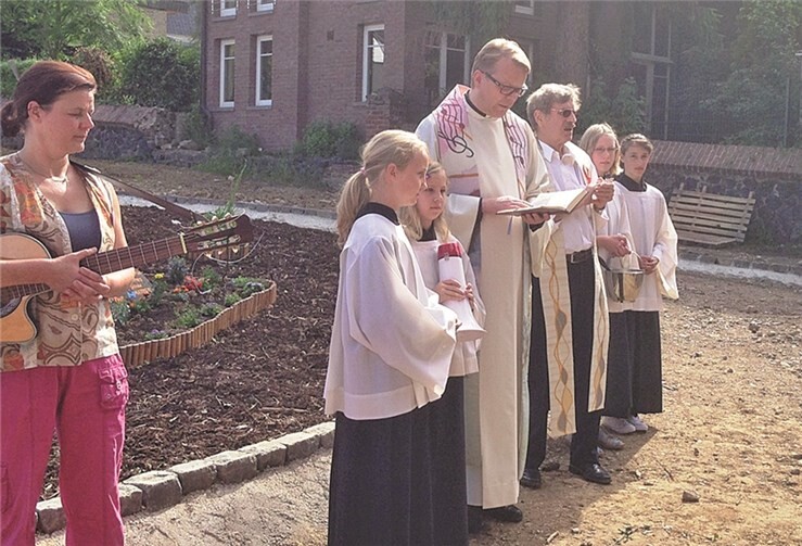 Pastor Frank Kluptsch segnet den neuen Generationenplatz.privat