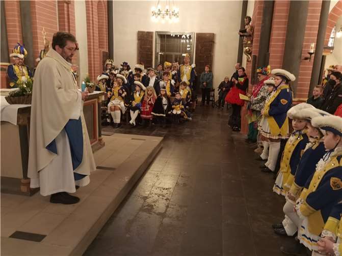 Pastor Frank Werner inmitten seiner Sinziger Jecken.