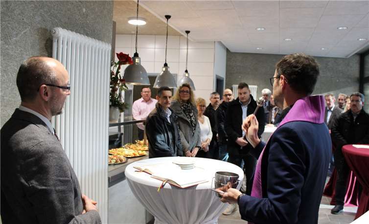 Pastor Friedemann Bach und Dechant Jörg Meyrer nahmen die Einsegnung vor.