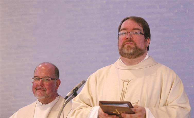 Pastor Gebhard Lück (r.) verlässt Wershofen Richtung Niederehe. Neben im steht der stellv. Dechant Axel Spiller.SES