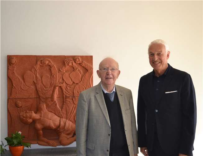 Pastor Günter Schmidt (l.) übergibt sein Amt nach 20 Jahren an Professor Dr. Wolfram Haymann. privat