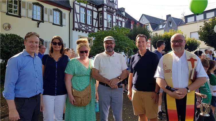 Pastor Günther Vogel nahm in Anwesenheit von OrtsbürgermeisterinNatalja Kronenberg (3. Von links) sowie der weiterenEhrengäste am Walpotplatz die Segnung des Kirmesbaums vor.