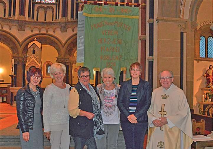 Pastor Helmut Kusche segnete feierlich die Vereinsfahne. Rüdiger Brennig
