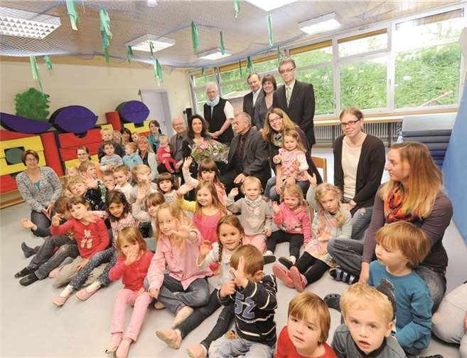 Pastor Herbert Ritterrath überreicht der neuen Leiterin Jutta Müller einen Blumenstrauß. FIX