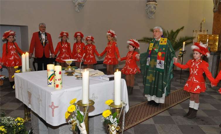 Pastor Hermann-Josef Flöck gestaltete gemeinsam mit den kleinen und großen Jecken die Fastnachtsmesse. Valerius Mies