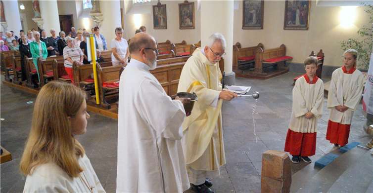 Pastor Hermann-Josef Floeck segnete den Gedenkstein aus heimischer Grauwacke. Fotos: MT