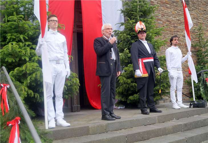 Pastor Hermann-Josef Floeck übergab mitGrußworten feierlich die historische Kirmesfahne an die Kirmesjungen.