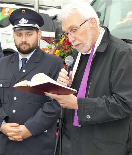 Pastor Hermann-Josef Floeck übernahm die Einsegnung vom Gerätehaus sowie den neuen Einsatzfahrzeugen.