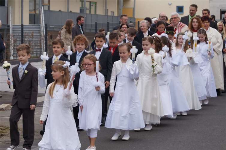 Pastor Hermann-Josef Floeck und Gemeindereferentin Gabi Franz geleiteten mit Eltern, Verwandten und Freunden die Jungen und Mädchen aus sechs Ortschaften zur Pfarrkirche.