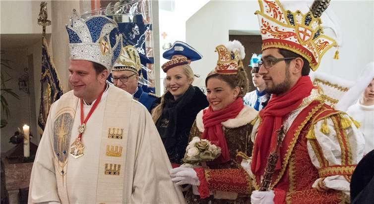 Pastor Ignatius Nadol mit den Tollitäten.