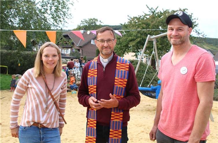 Pastor Jörg Meyrer (Mitte), hier mit Initiatorin Nadine Wenigmann und Helfer Jürgen Hoffmann, segnete am Festtag den neugestalteten Spielplatz an der Schillerstraße. Foto: privat