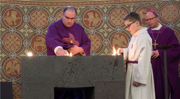 Pastor Jörg Schuh (links) entzündet gemeinsam mit einem Messdiener Weihrauch auf dem neuen Altar. Bischof Dr. Stephan Ackermann war aus Trier für die Altarweihe nach Lonnig gereist.Foto: Julia Fröder/Bistum Trier