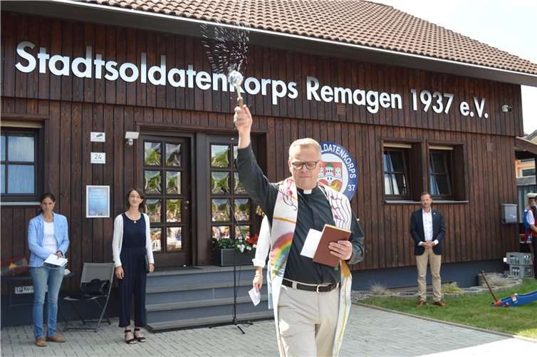 Pastor Klupsch bei der Einsegnung.