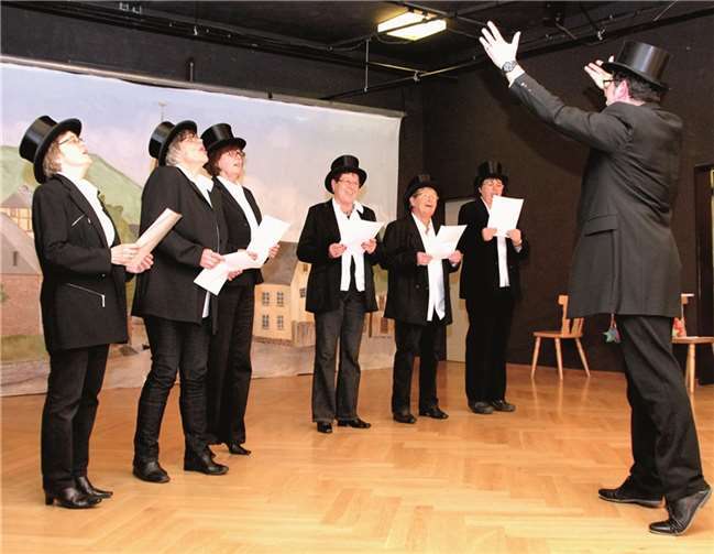 Pastor Lothar Anhalt dirigiert den „Männerchor“ der kfd-Frauen wie ein echter Meister seines Fachs.