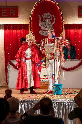 Pastor Lothar Anhalt überraschte Waltraud, nahm seine Prinzessin auf den Arm und tanzte mit ihr auf das Lied von Marita Köllner „Tanz mit mir in den Himmel“.