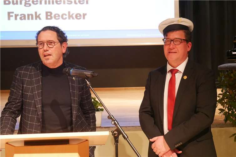 Pastor Lothar Anhalt überreichte Becker eine Kapitänsmütze und wünschte „allzeit gute Fahrt auch auf stürmischer See“.