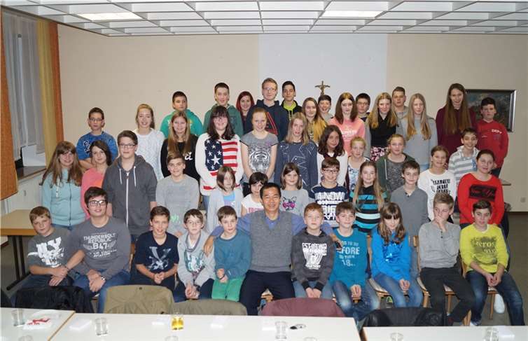 Pastor Mai verabschiedete sich auch von seinen Messdienern. privat