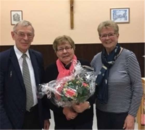 Pastor Manfred Müller, Maria Stommel und Angele Konrad (v. li.) Foto: kfd Westum