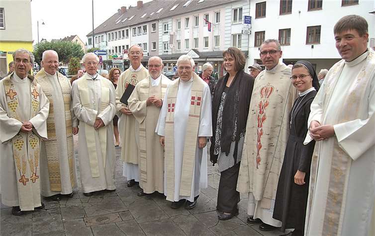 Pastor Marmann mit seinen Kollegen sowie Schwester Gina Nuculaj und Gemeindereferentin Fassian-Müller.